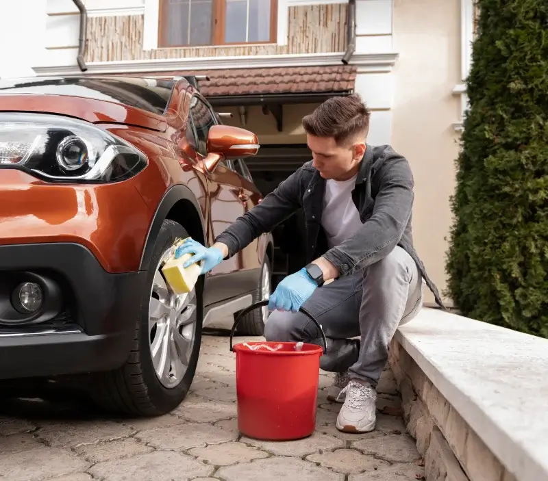 Lavage auto à domicile Trois-Vèvres : professionnel intervenant sur un véhicule